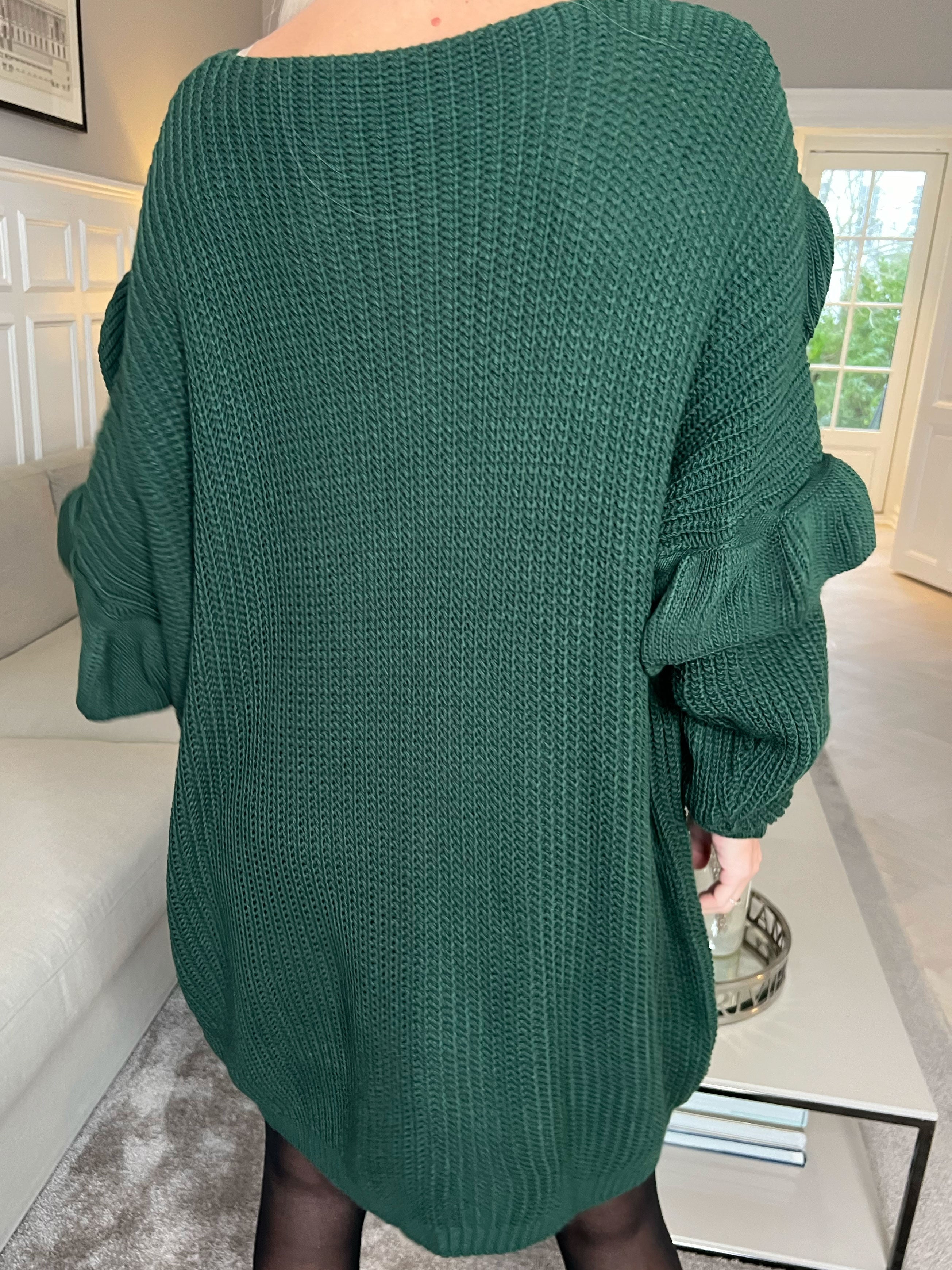 Ellis Dress - Snygg stickad klänning med fina volangdetaljer